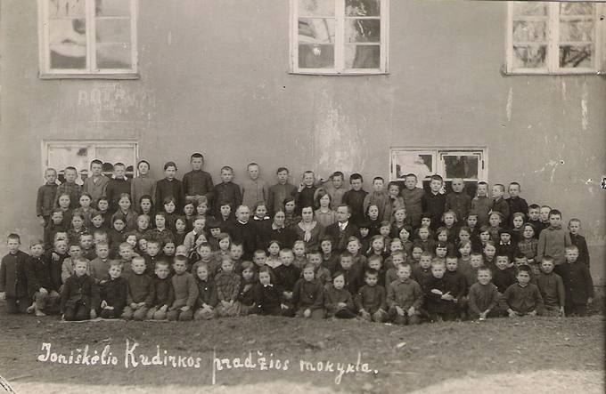 Kunigas Juozapas Mineikis su moksleiviais ir mokytojais prie Joniškėlio Vinco Kudirkos pradžios mokyklos